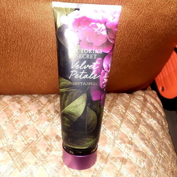 (2) BRAND NEW VICTORIAS SECRET FRAGRANCE LOTIONS - 8FL. OZ - Picture 3 of 4